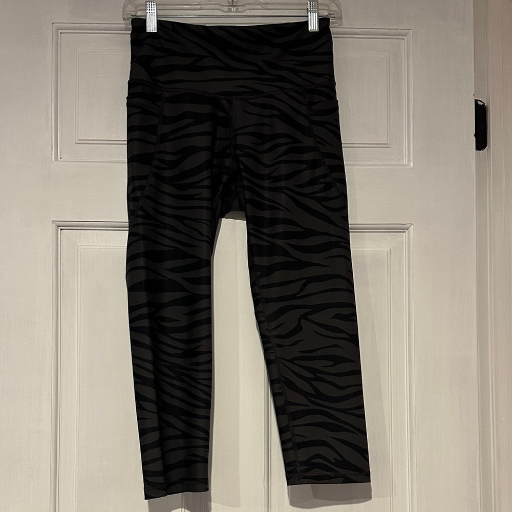 Old Navy Powersoft Cropped Black Zebra Print Leggings